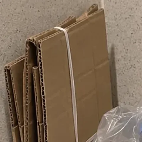 납작하게 접어 묶은 택배 상자